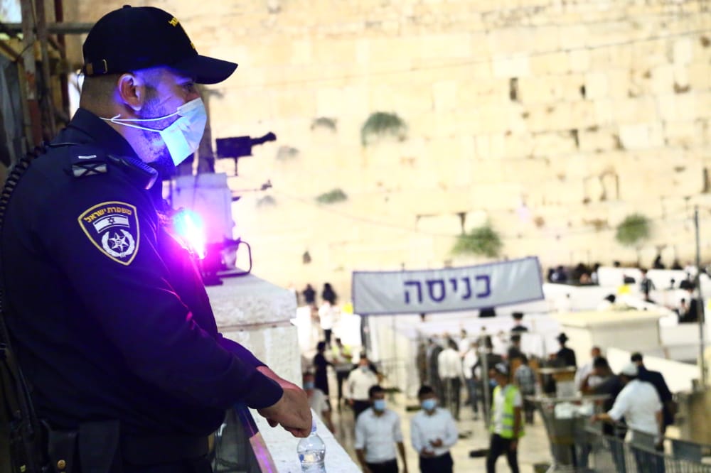 תיעוד: אמירת סליחות ראשונות ברחבת הכותל המערבי