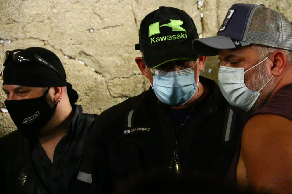 תיעוד: אמירת סליחות ראשונות ברחבת הכותל המערבי