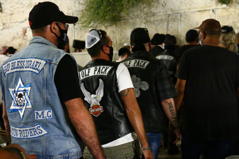 תיעוד: אמירת סליחות ראשונות ברחבת הכותל המערבי