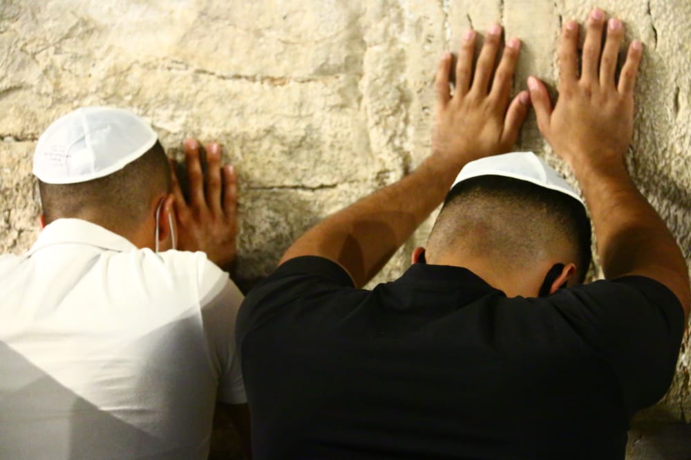 תיעוד: אמירת סליחות ראשונות ברחבת הכותל המערבי