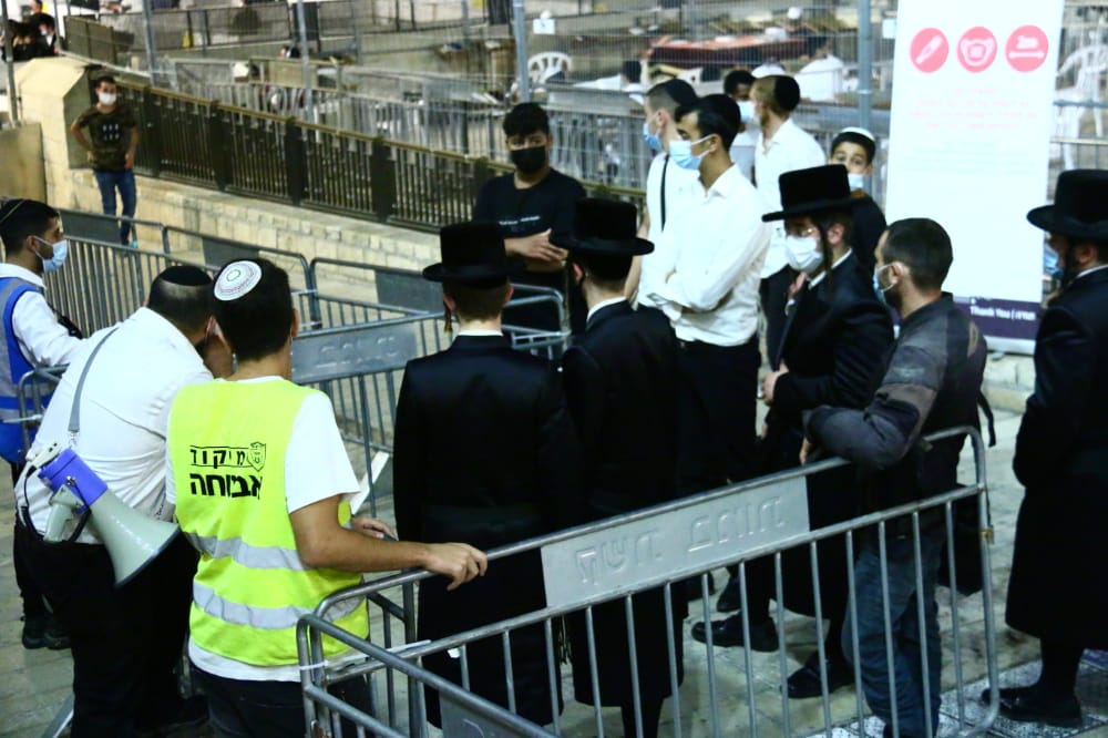 תיעוד: אמירת סליחות ראשונות ברחבת הכותל המערבי