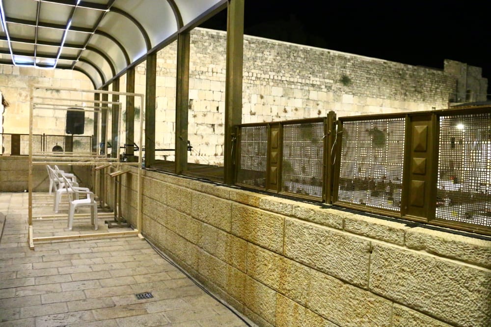 תיעוד: אמירת סליחות ראשונות ברחבת הכותל המערבי