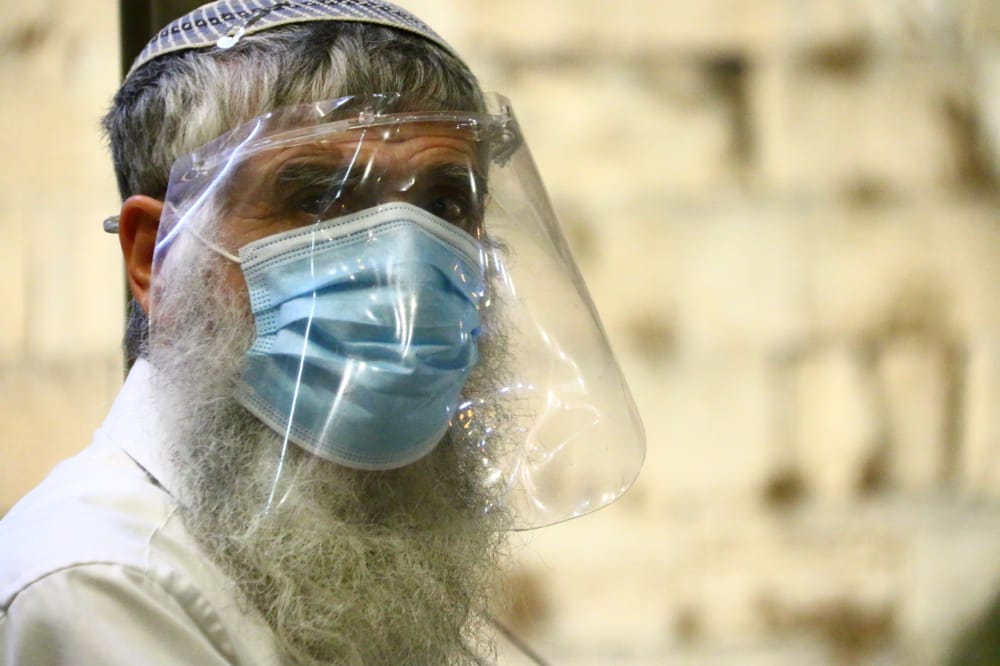 תיעוד: אמירת סליחות ראשונות ברחבת הכותל המערבי