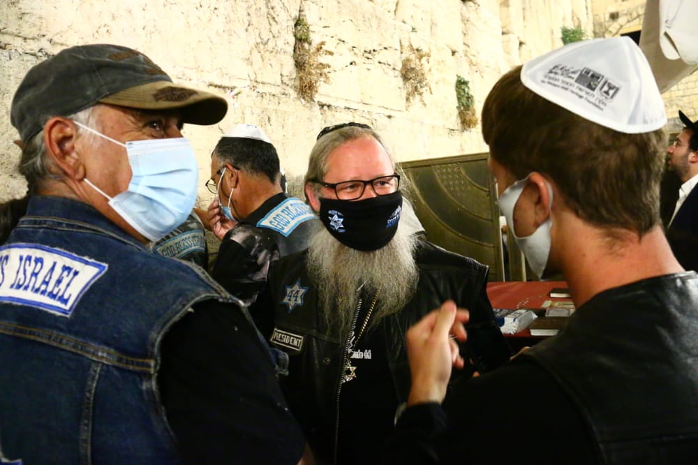 תיעוד: אמירת סליחות ראשונות ברחבת הכותל המערבי