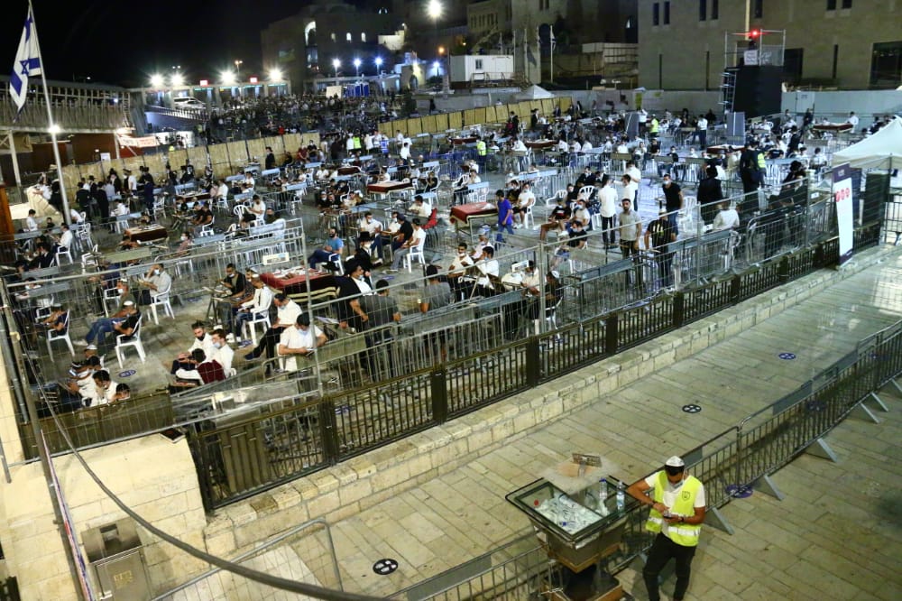 תיעוד: אמירת סליחות ראשונות ברחבת הכותל המערבי