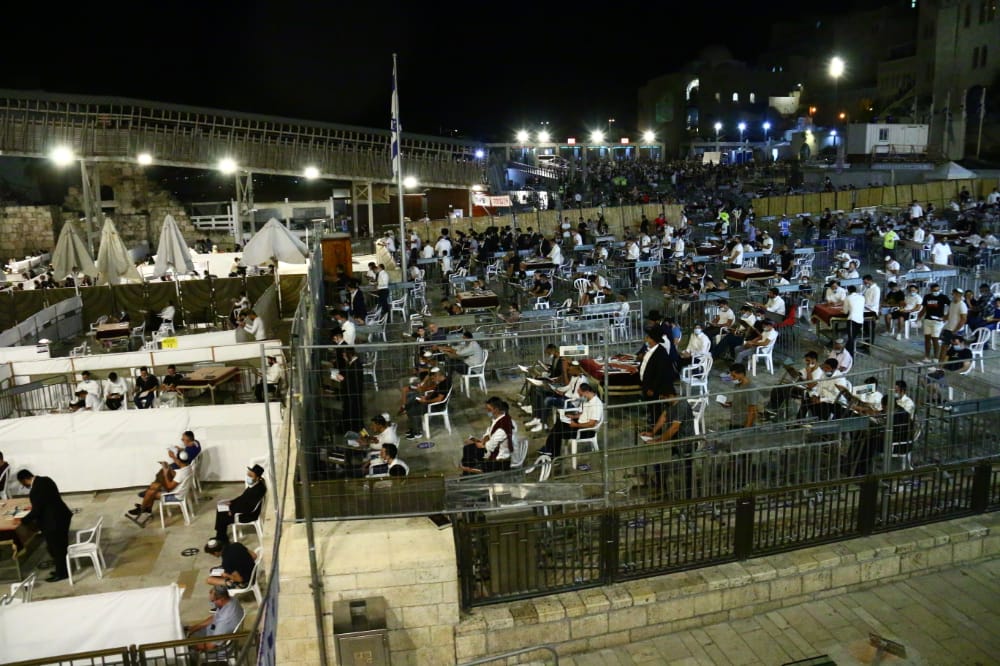 תיעוד: אמירת סליחות ראשונות ברחבת הכותל המערבי