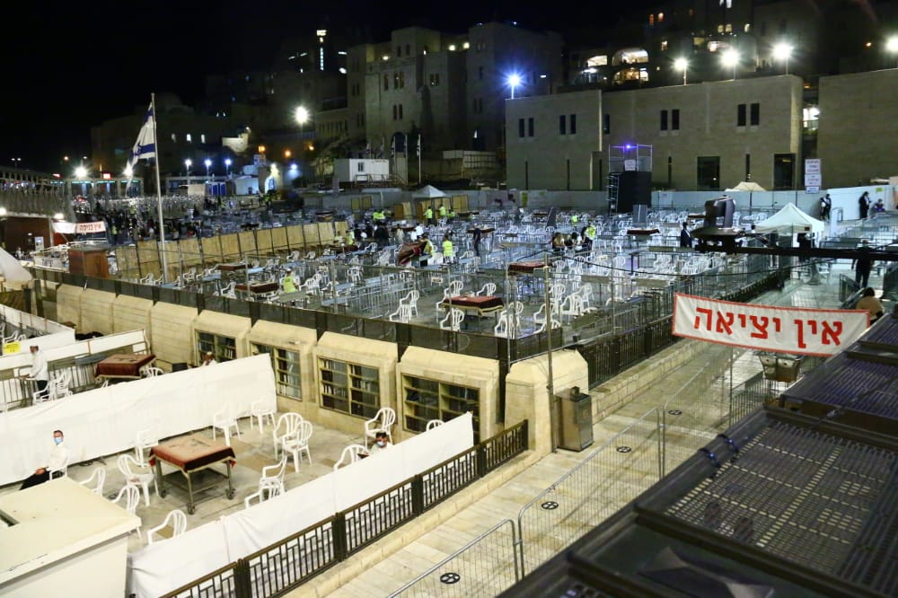 תיעוד: אמירת סליחות ראשונות ברחבת הכותל המערבי