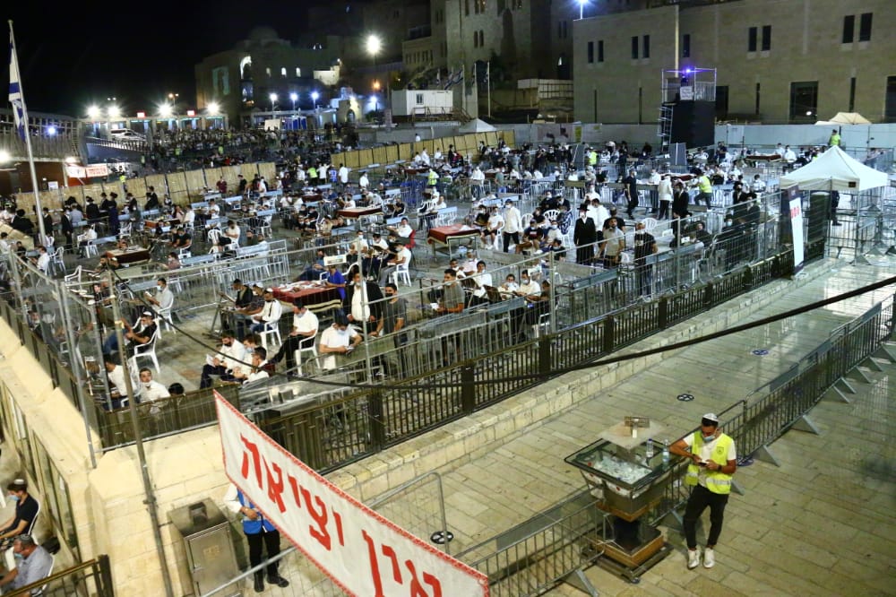 תיעוד: אמירת סליחות ראשונות ברחבת הכותל המערבי