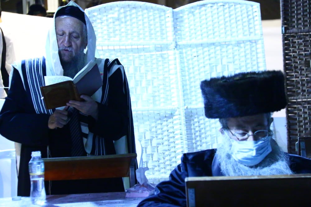 תיעוד: אמירת סליחות ראשונות ברחבת הכותל המערבי