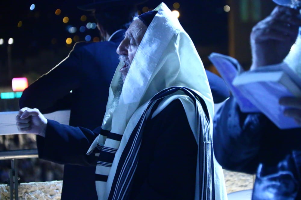 תיעוד: אמירת סליחות ראשונות ברחבת הכותל המערבי