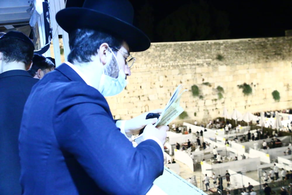 תיעוד: אמירת סליחות ראשונות ברחבת הכותל המערבי