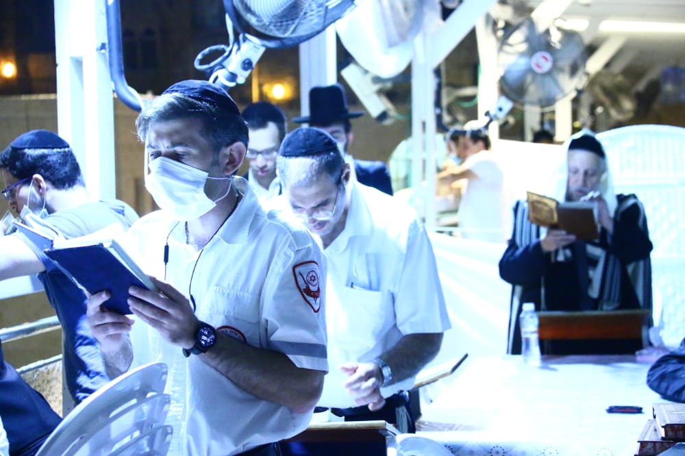 תיעוד: אמירת סליחות ראשונות ברחבת הכותל המערבי