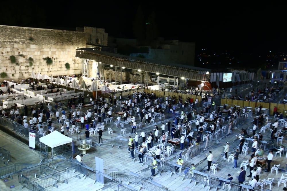 תיעוד: אמירת סליחות ראשונות ברחבת הכותל המערבי