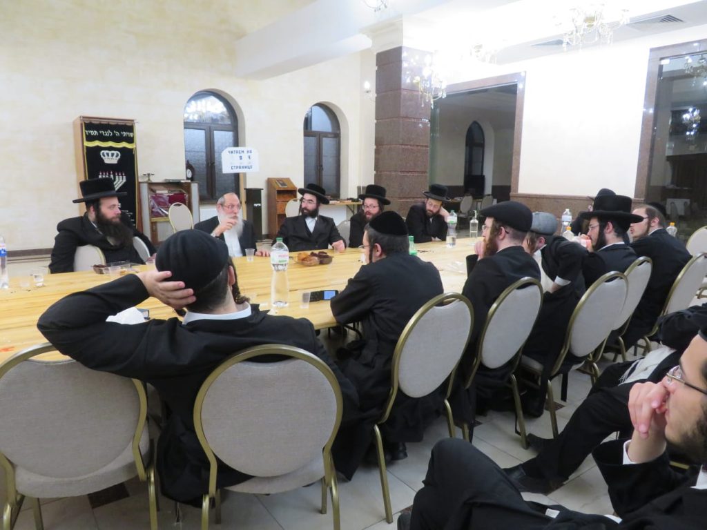 בשל הקושי להכניס את התלמידים ארצה, זמן הקיץ נערך בעיירה ז'יטומיר