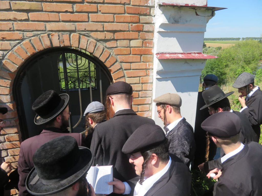 בשל הקושי להכניס את התלמידים ארצה, זמן הקיץ נערך בעיירה ז'יטומיר