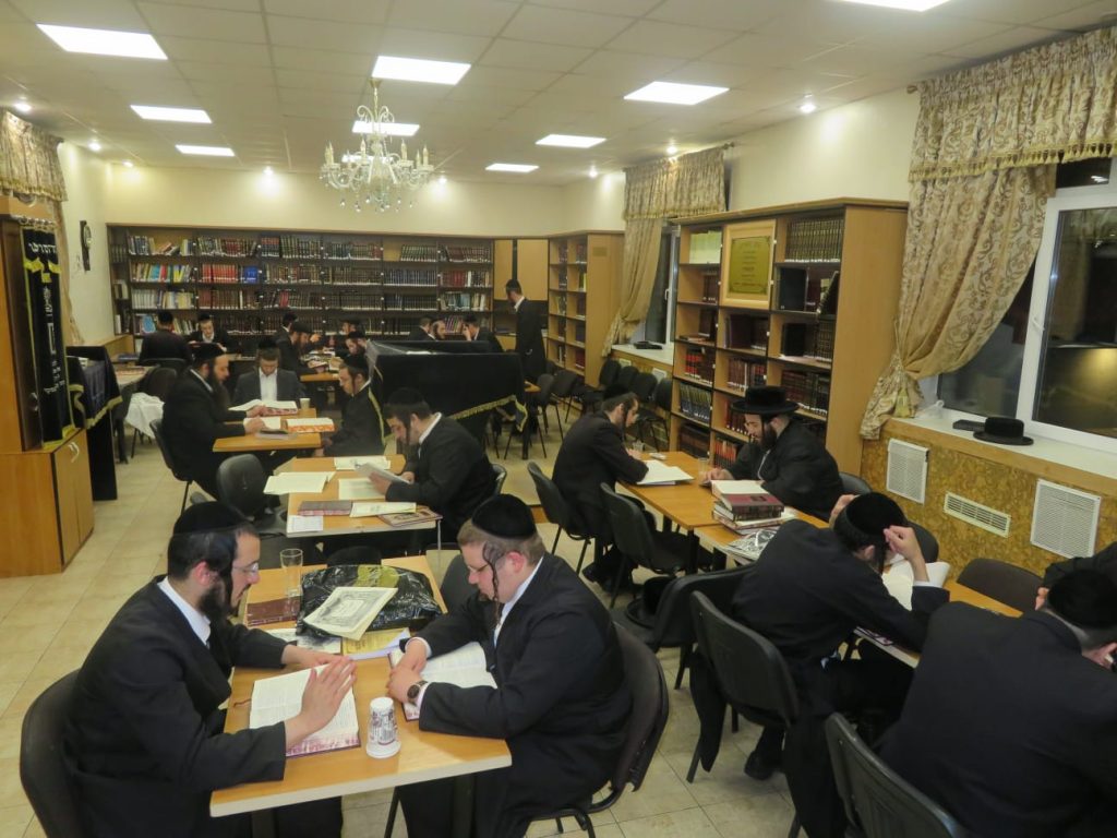 בשל הקושי להכניס את התלמידים ארצה, זמן הקיץ נערך בעיירה ז'יטומיר