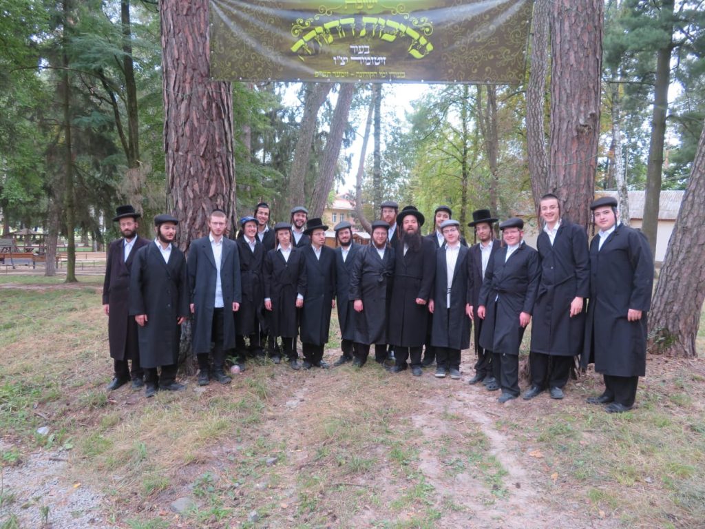 בשל הקושי להכניס את התלמידים ארצה, זמן הקיץ נערך בעיירה ז'יטומיר