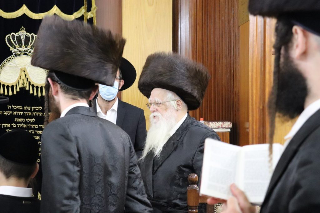 סליחות בחצר חסידות שאץ ויז׳ניץ • צפו