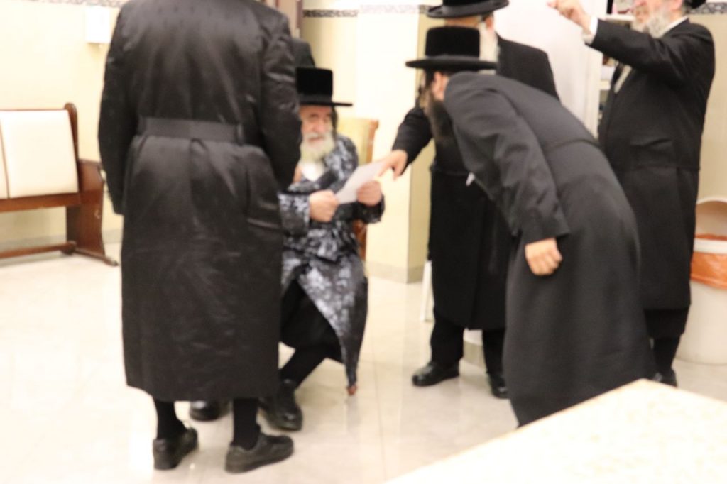 צפו: בחורי ישיבת 'דרכי נועם' בחיפה הגיעו להתברך אצל הרבי מויז׳ניץ לקראת הימים הנוראים