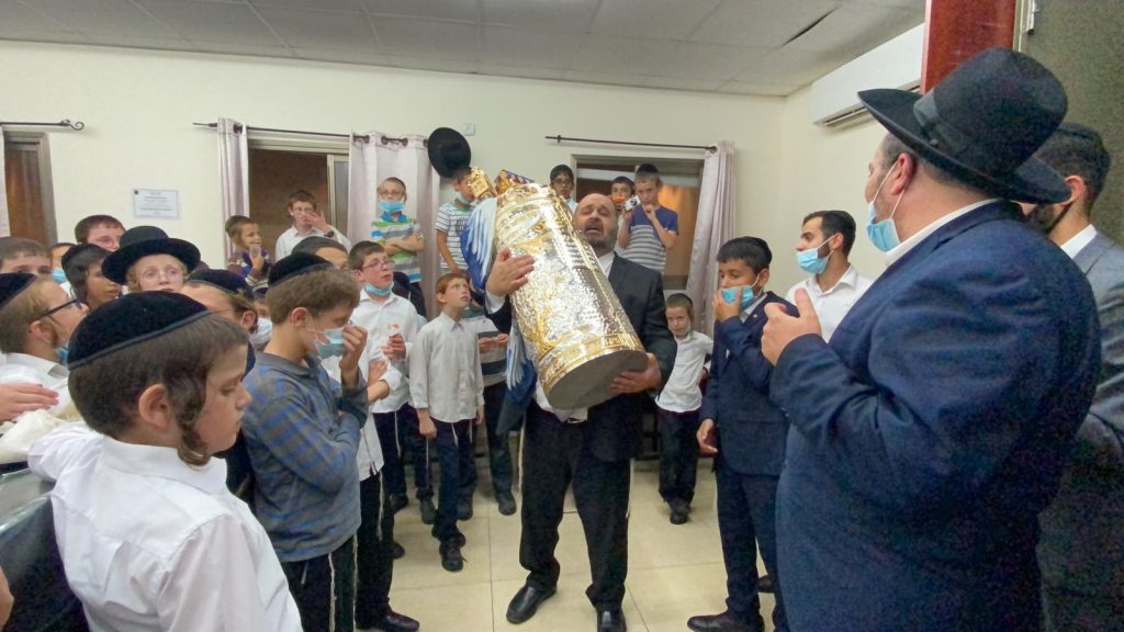 צפו: הכנסת ס"ת בברסלב מודיעין עילית • "פתח שערי אומן לתפילתנו"