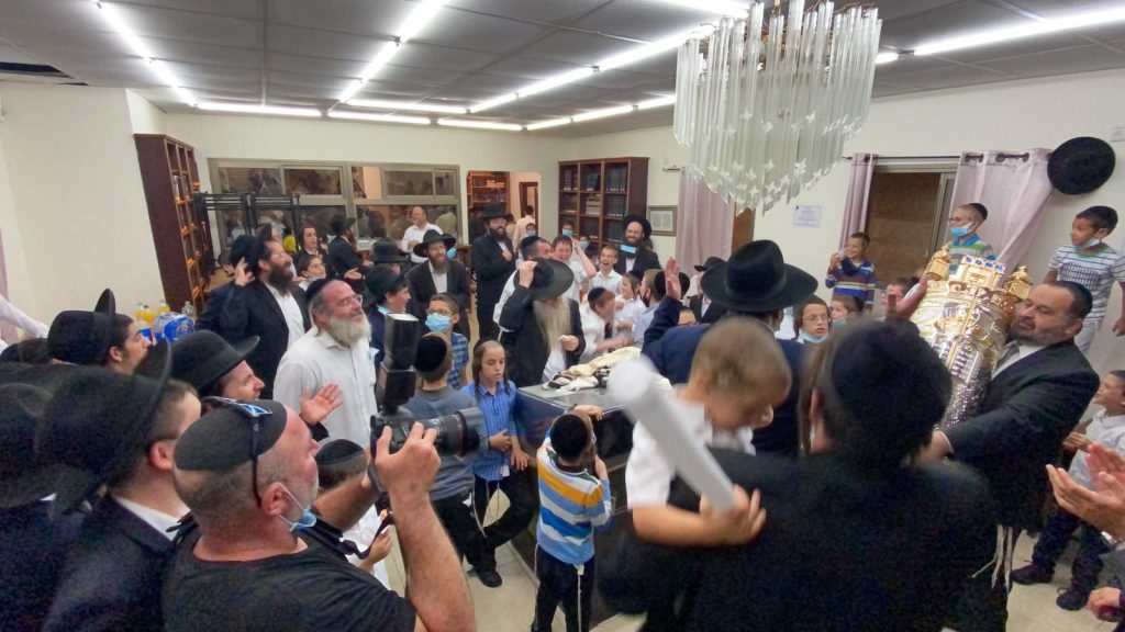 צפו: הכנסת ס"ת בברסלב מודיעין עילית • "פתח שערי אומן לתפילתנו"