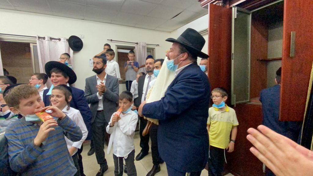 צפו: הכנסת ס"ת בברסלב מודיעין עילית • "פתח שערי אומן לתפילתנו"