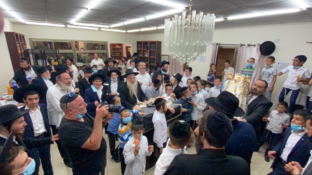 צפו: הכנסת ס"ת בברסלב מודיעין עילית • "פתח שערי אומן לתפילתנו"