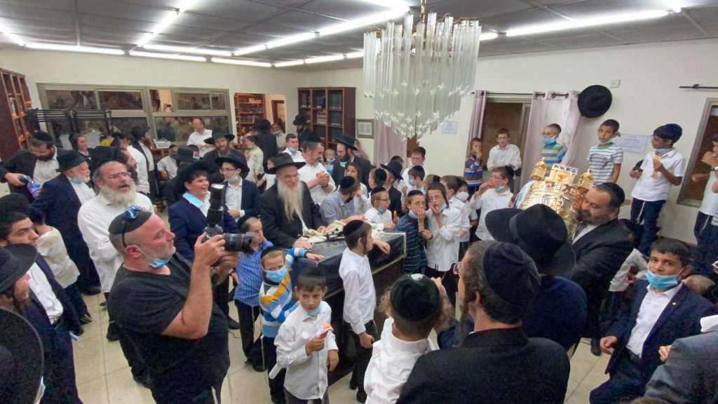 צפו: הכנסת ס"ת בברסלב מודיעין עילית • "פתח שערי אומן לתפילתנו"