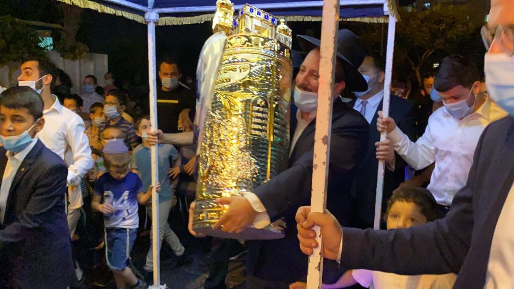 צפו: הכנסת ס"ת בברסלב מודיעין עילית • "פתח שערי אומן לתפילתנו"