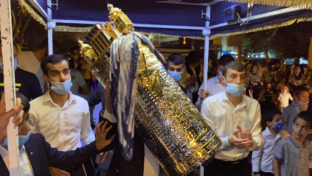 צפו: הכנסת ס"ת בברסלב מודיעין עילית • "פתח שערי אומן לתפילתנו"