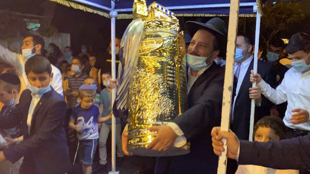 צפו: הכנסת ס"ת בברסלב מודיעין עילית • "פתח שערי אומן לתפילתנו"