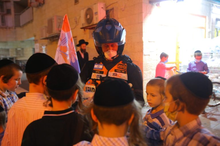 רגע לפני הסגר: 'שיירות ההסברה' של העירייה יצאו לדרך