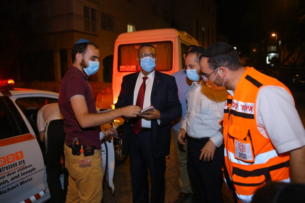 רגע לפני הסגר: 'שיירות ההסברה' של העירייה יצאו לדרך