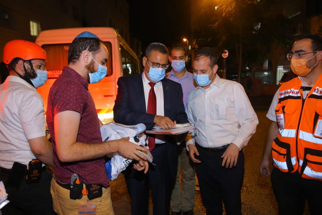 רגע לפני הסגר: 'שיירות ההסברה' של העירייה יצאו לדרך