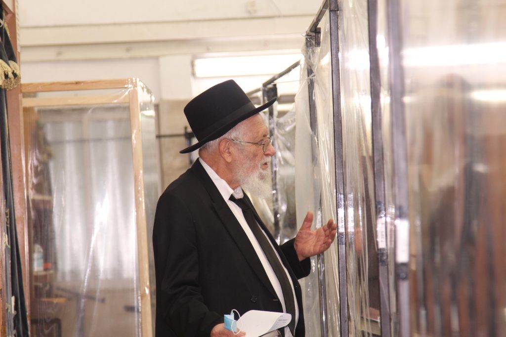 צפו: ראש ישיבת נחלת הלויים הגרי"מ וייס בין הקפסולות