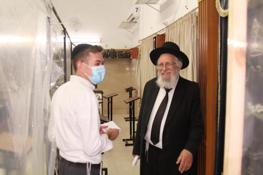 צפו: ראש ישיבת נחלת הלויים הגרי"מ וייס בין הקפסולות