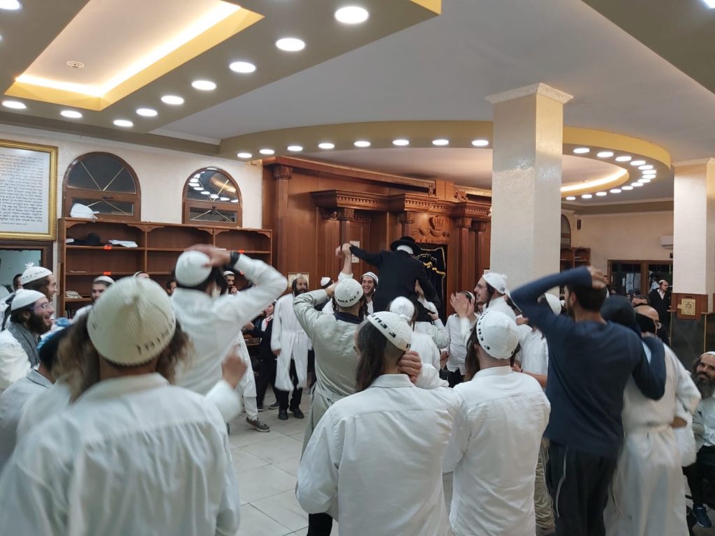 תיעוד: הריקודים עם צאת החג באומן