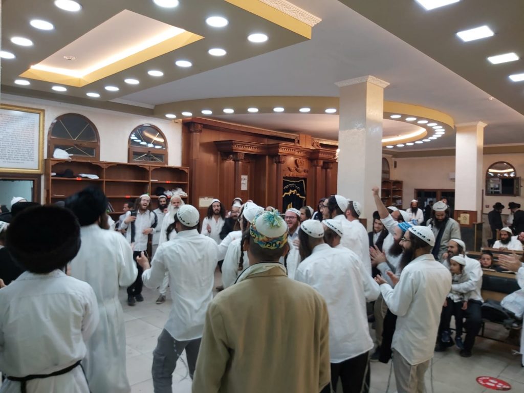 תיעוד: הריקודים עם צאת החג באומן