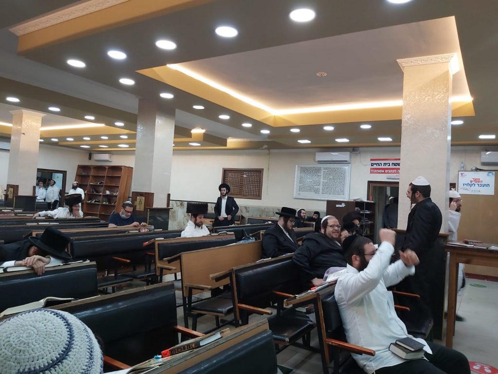 תיעוד: הריקודים עם צאת החג באומן