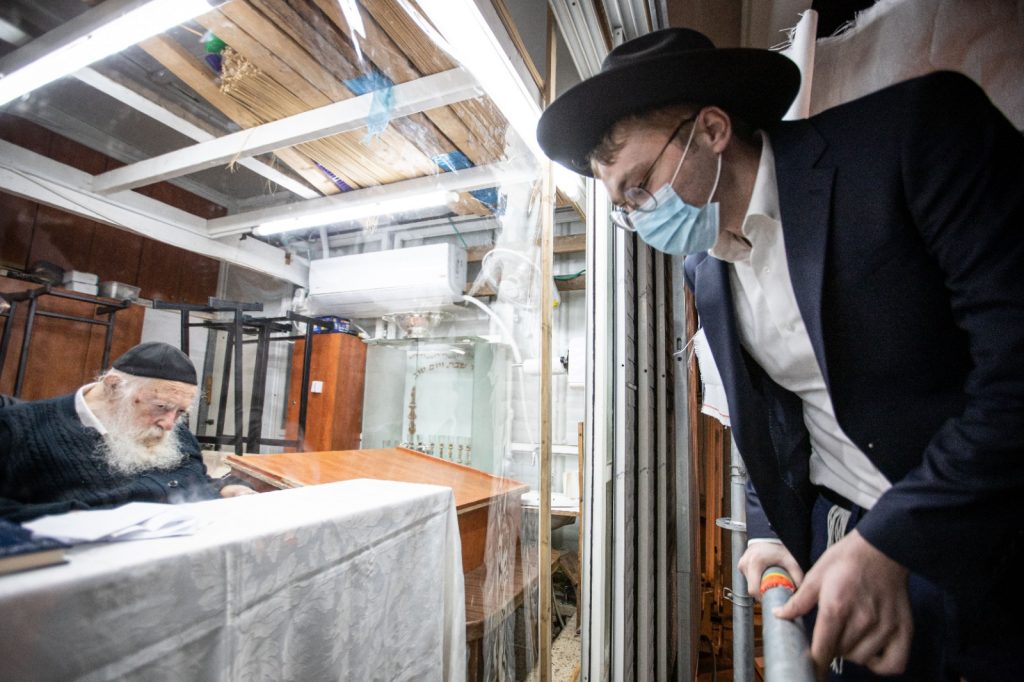 גלריה: הצצה לביתו של שר התורה הגר"ח קנייבסקי