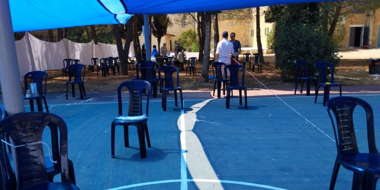 עיריית ירושלים במבצע בזק לחלוקת הצללה למתפללים