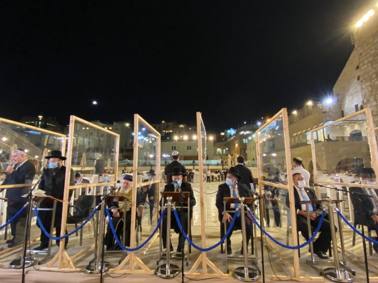 שידור חי: סליחות ברחבת הכותל עם הרבנים הראשיים
