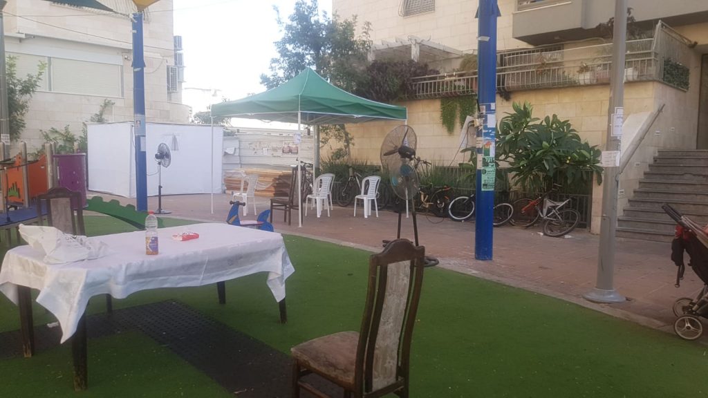 תיעוד: יום כיפור בחצרות ובגינות העיר בני ברק