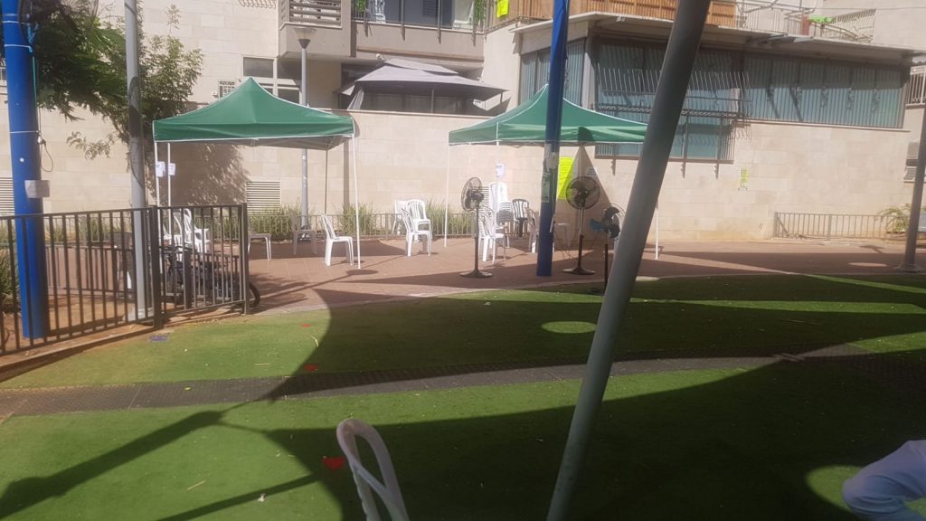 תיעוד: יום כיפור בחצרות ובגינות העיר בני ברק