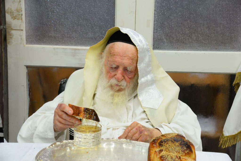 יֵלְכוּ מֵחַיִל אֶל חָיִל: שר התורה מסייע בבניית הסוכה