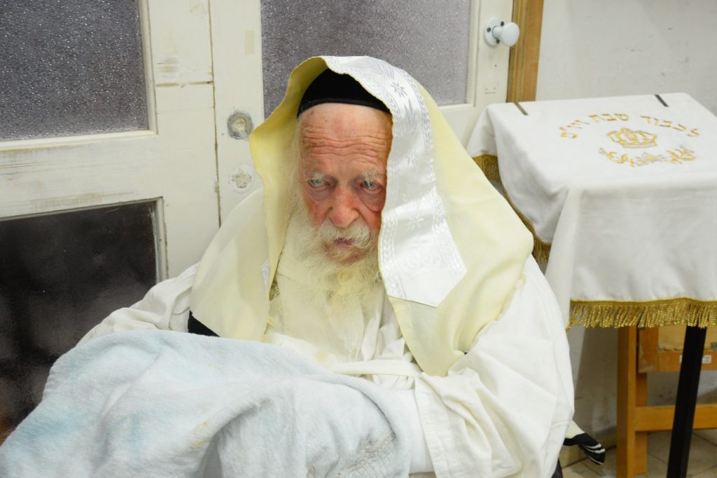 יֵלְכוּ מֵחַיִל אֶל חָיִל: שר התורה מסייע בבניית הסוכה