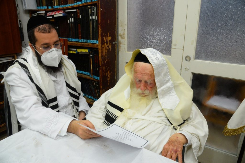 יֵלְכוּ מֵחַיִל אֶל חָיִל: שר התורה מסייע בבניית הסוכה