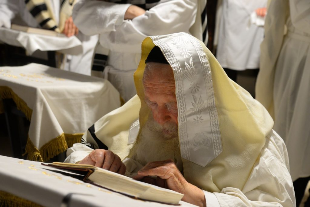 יֵלְכוּ מֵחַיִל אֶל חָיִל: שר התורה מסייע בבניית הסוכה