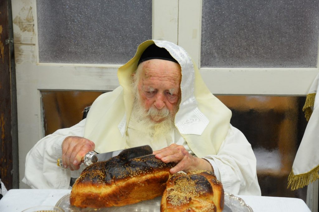 יֵלְכוּ מֵחַיִל אֶל חָיִל: שר התורה מסייע בבניית הסוכה