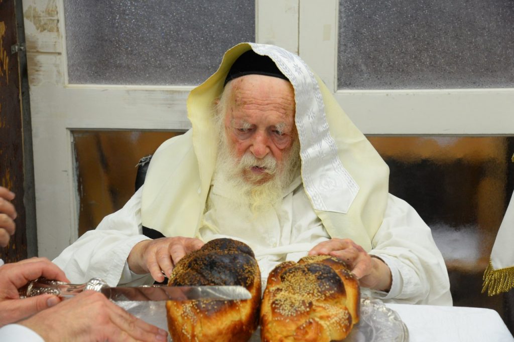 יֵלְכוּ מֵחַיִל אֶל חָיִל: שר התורה מסייע בבניית הסוכה